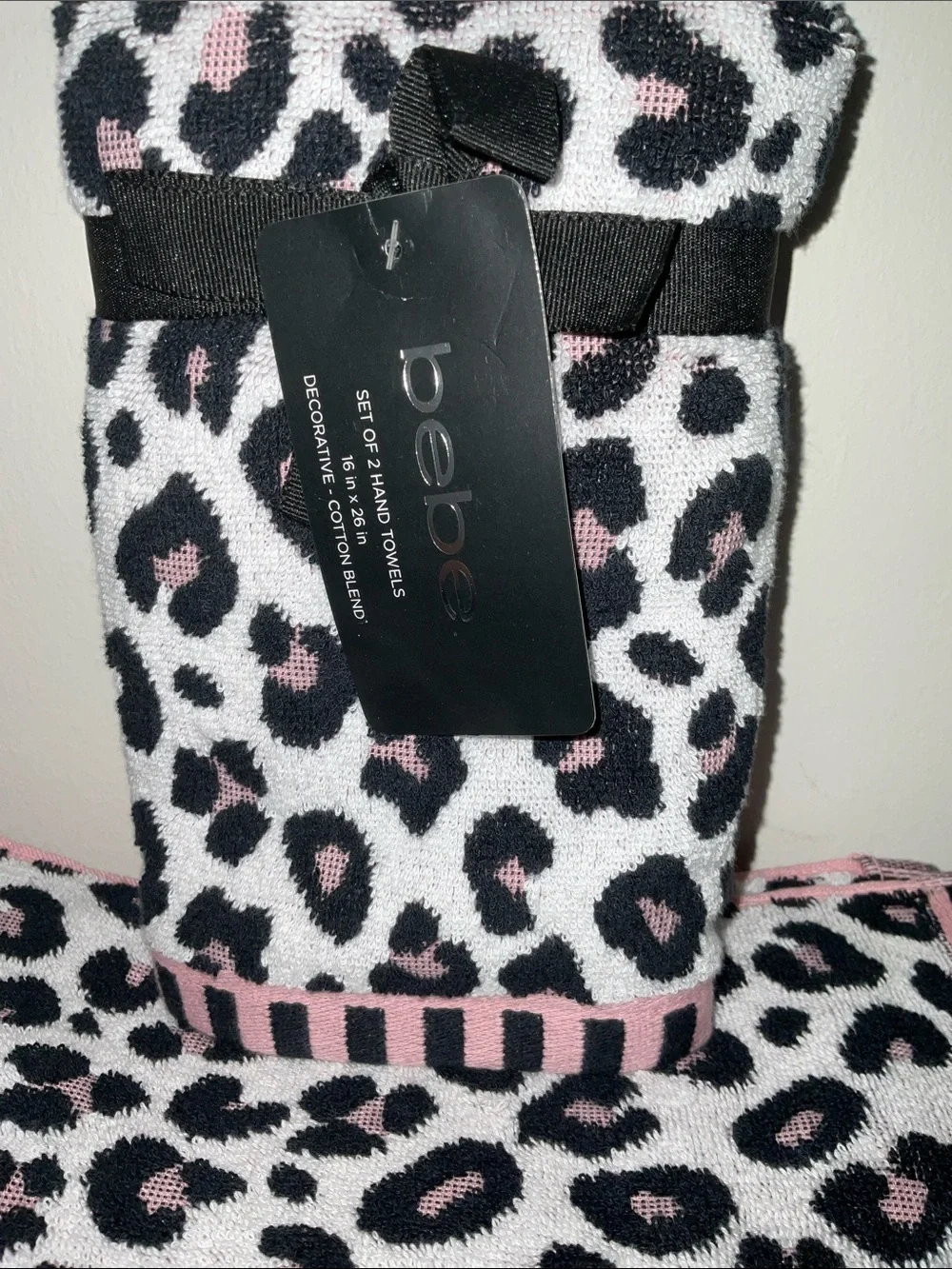 BEBE WHITE BLACK LEOPARD PRINT PINK HEM 4pc. 2 BATH 2 HAND TOWEL SET NWT